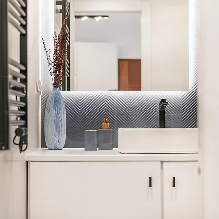 Modern & Stylish 3br In The Heart Of By Rems Apartment