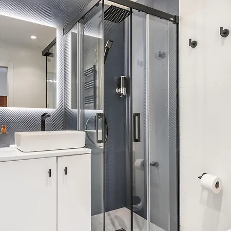 Apartment Modern & Stylish 3br In The Heart Of By Rems